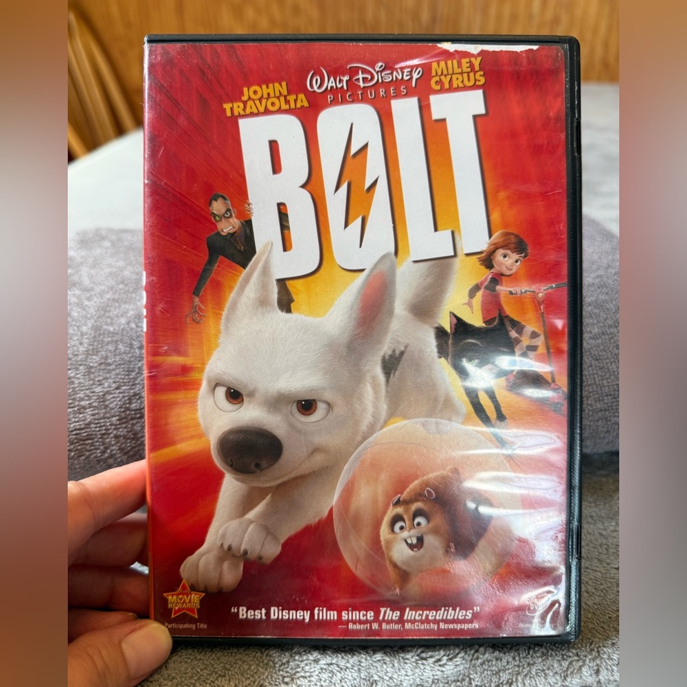 Bolt featuring John Travolta and Miley Cyrus Walt Disney Pictures DVD
